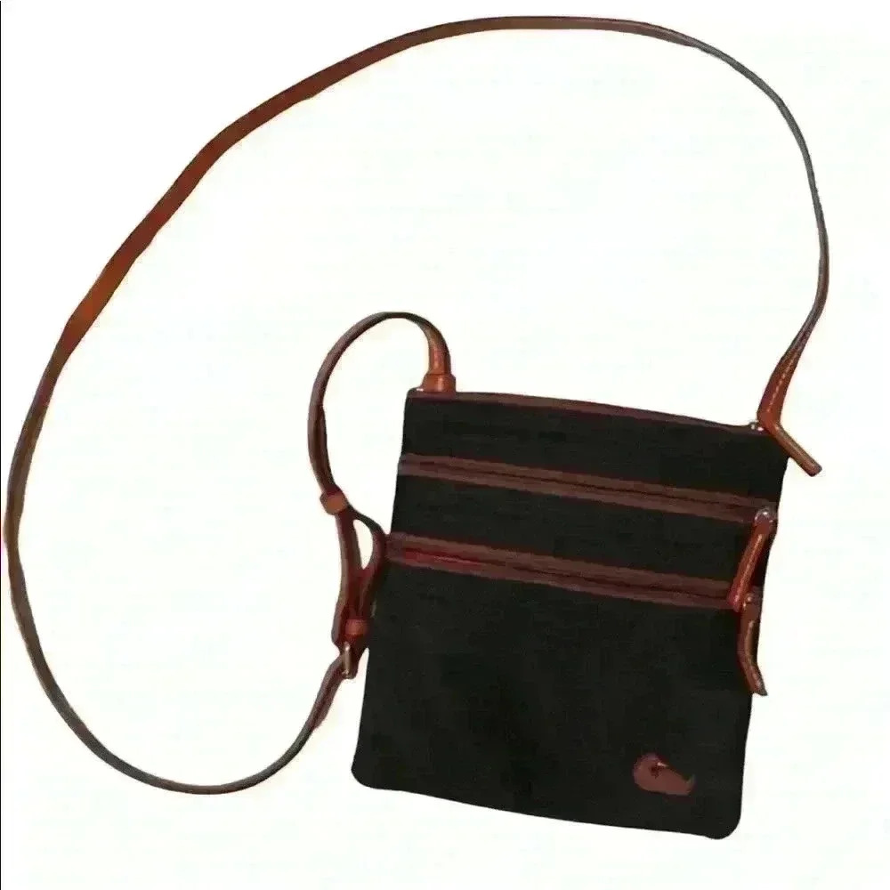 EUC 🔥Dooney & Bourke N/S Triple Zip Crossbody
